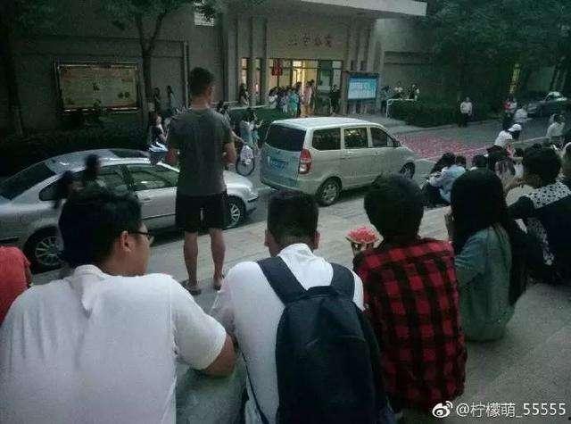 西安某校吃瓜,校园风云再起，真相揭秘