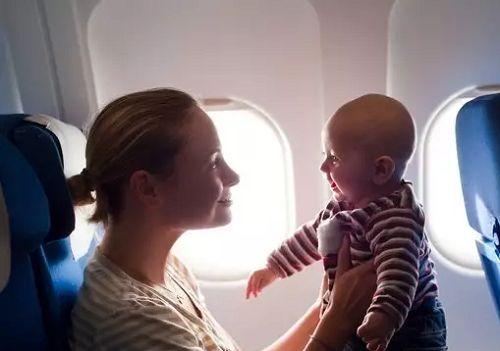 明星背宝宝坐飞机吗,揭秘明星背宝宝坐飞机的温馨瞬间