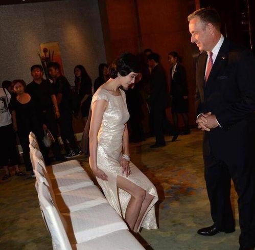 明星跷二郎腿,时尚还是不雅？揭秘明星们的坐姿秘密