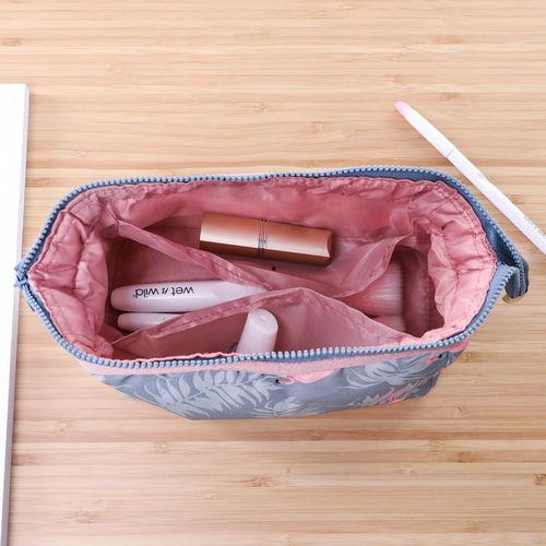 内裤化妆包网红照,潮流搭配新风尚